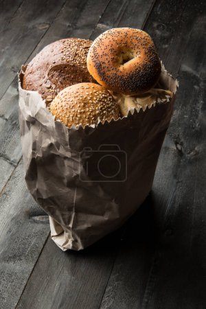 Foto de Varios tipos de pan característico y típico, aislado en una mesa de madera - Imagen libre de derechos