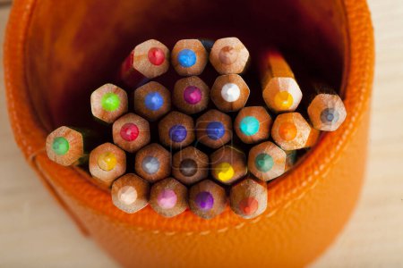 Téléchargez les photos : Crayons de couleur vus d'en haut - en image libre de droit