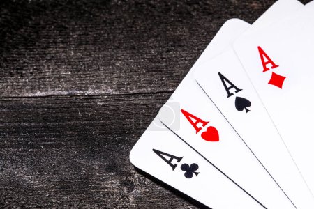 Téléchargez les photos : Cartes à jouer avec as poker isolé sur table en bois - en image libre de droit