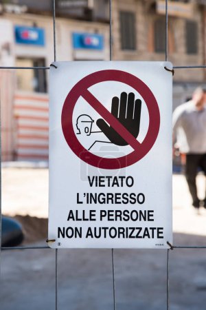 Téléchargez les photos : Panneau indiquant "pas d'entrée pour les personnes non autorisées" devant un chantier de construction - en image libre de droit