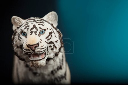 Téléchargez les photos : Jouet léopard bengale sur fond bleu, gros plan - en image libre de droit