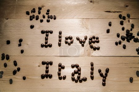 Téléchargez les photos : Écrit avec des grains de café "I love italy" sur une table en bois - en image libre de droit