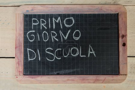 Foto de Pizarra con texto escrito en tiza "Primo giorno di scuola" - Imagen libre de derechos