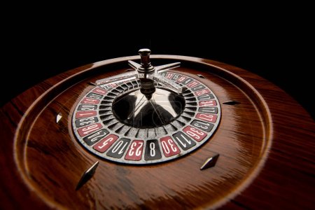 Téléchargez les photos : Roulette en bois isolée sur fond noir - en image libre de droit