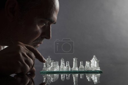 Foto de Hombre jugando ajedrez en el estudio - Imagen libre de derechos
