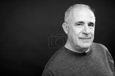 Téléchargez les photos : Portrait d'un homme âgé sur fond noir - en image libre de droit