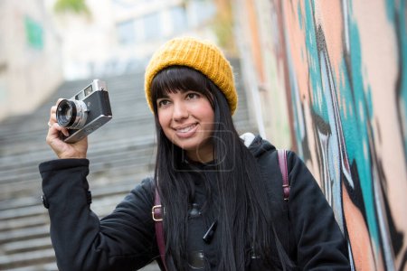 Téléchargez les photos : Femme prenant des photos à huis clos - en image libre de droit