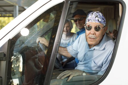 Téléchargez les photos : Portrait de l'homme en voiture - en image libre de droit
