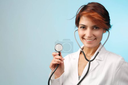 Téléchargez les photos : Femme médecin en manteau blanc isolé sur fond clair - en image libre de droit