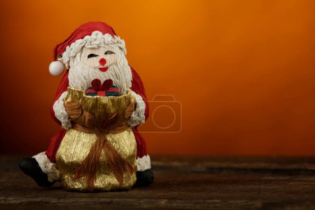 Téléchargez les photos : Père Noël sur surface réfléchissante - fond de décoration de Noël et couleur moutarde - en image libre de droit