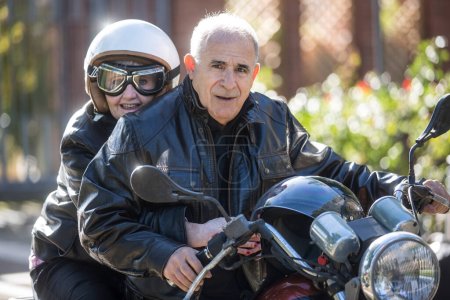 Téléchargez les photos : Senior couple équitation moto - en image libre de droit