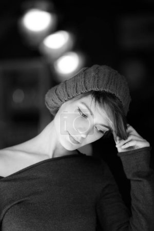 Téléchargez les photos : Portrait de belle fille souriante avec chapeau et manteau, noir et blanc - en image libre de droit
