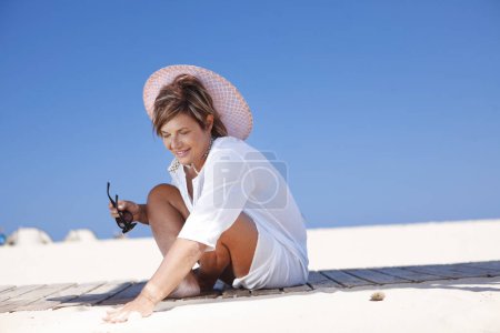 Foto de Mujer en sombrero de sol en la playa - Imagen libre de derechos