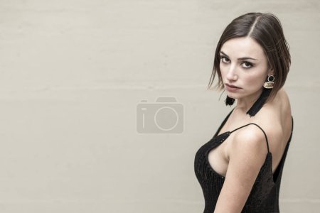 Foto de Retrato de una mujer con un vestido negro - Imagen libre de derechos
