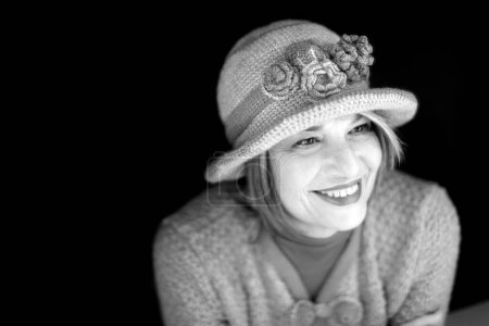 Téléchargez les photos : Portrait d'une belle femme avec un chapeau - en image libre de droit
