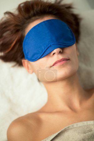 Foto de Retrato de chica relajada en un spa con máscara para dormir en los ojos - Imagen libre de derechos