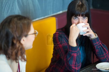 Foto de Joven mujer teniendo una conversación en un café. - Imagen libre de derechos