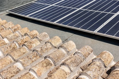 Foto de Paneles fotovoltaicos en el techo de una casa integrada con los azulejos originales de la estructura - Imagen libre de derechos