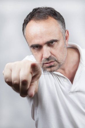 Foto de Hombre de mediana edad enojado en camisa - Imagen libre de derechos