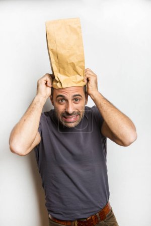 Foto de Hombre con bolsa de papel en la cabeza - Imagen libre de derechos
