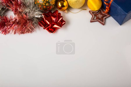 Téléchargez les photos : Fond de Noël avec des cadeaux, des décorations d'arbre de Noël et des boules sur un fond sombre. - en image libre de droit