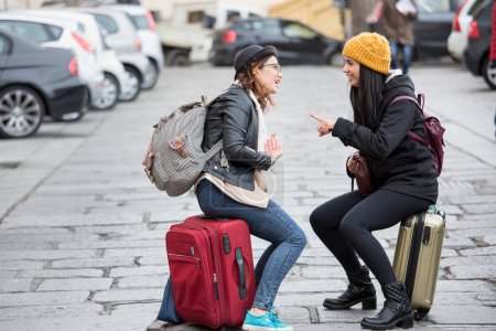 Téléchargez les photos : Deux jeunes amies qui parlent dans la rue à Madrid - en image libre de droit