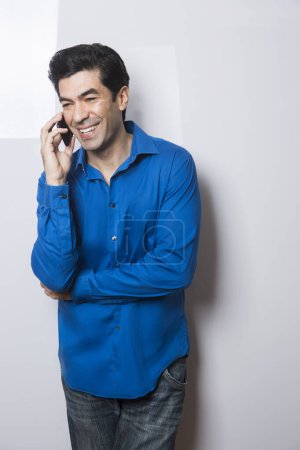 Foto de Retrato de un joven hablando por teléfono móvil - Imagen libre de derechos