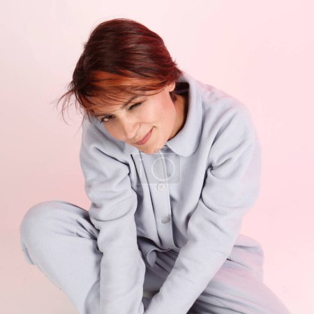 Foto de Chica en pijama y feliz en su despertar, aislado sobre fondo blanco - Imagen libre de derechos