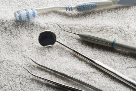 Foto de Varias herramientas de dentista colocadas sobre una toalla blanca - Imagen libre de derechos