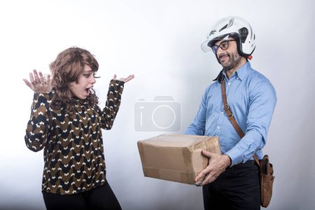 Téléchargez les photos : Messager avec casque ne veut pas faire une livraison à une dame qui se met en colère, isolé sur fond blanc - en image libre de droit