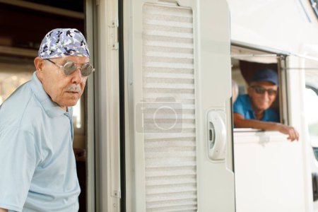 Foto de Hombres mayores en furgoneta - Imagen libre de derechos