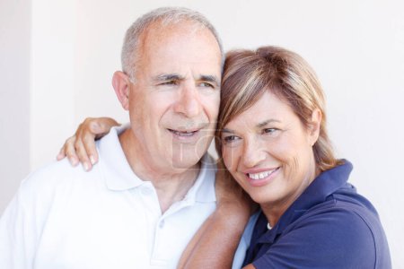 Téléchargez les photos : Portrait d’un couple senior étreindre - en image libre de droit
