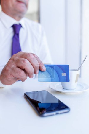Foto de Hombre de negocios con tarjeta de crédito y el uso de teléfono inteligente para el pago - Imagen libre de derechos