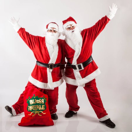 Téléchargez les photos : Couple de Père Noël sur fond blanc, concept de Noël - en image libre de droit