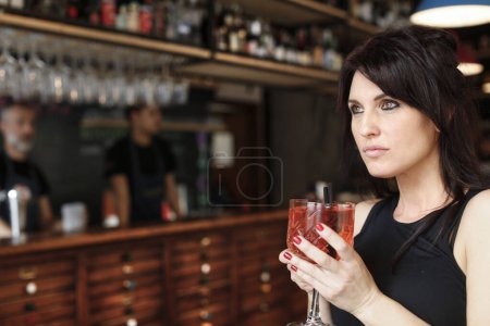 Téléchargez les photos : Portrait de belle femme avec verre de vin - en image libre de droit