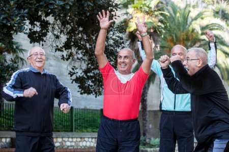 Foto de Grupo de hombres mayores felices corriendo en el parque - Imagen libre de derechos