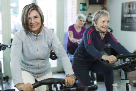 Foto de Grupo de mujeres mayores felices en el gimnasio - Imagen libre de derechos