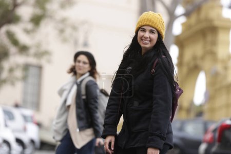 Téléchargez les photos : Couple de touristes féminines avec valises sur la vieille rue de la ville européenne - en image libre de droit