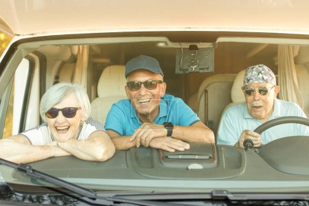 Foto de Grupo de personas mayores felices en van - Imagen libre de derechos