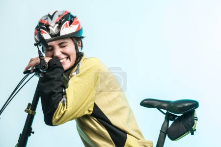Téléchargez les photos : Femme souriante cycliste dans le casque technique, isolée sur fond clair - en image libre de droit