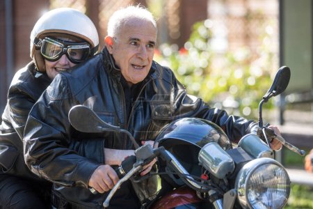 Foto de Pareja de ancianos con motocicleta en la ciudad - Imagen libre de derechos