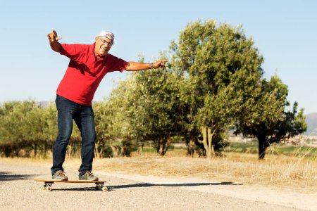 Téléchargez les photos : Senior homme à cheval skateboard - en image libre de droit