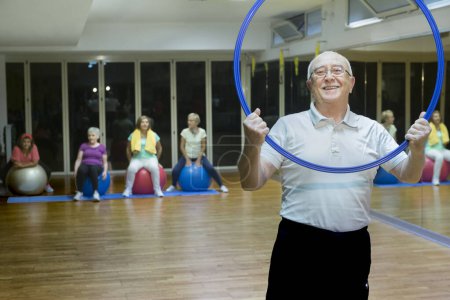 Foto de Grupo de personas mayores felices en el gimnasio - Imagen libre de derechos