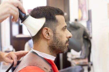 Téléchargez les photos : Homme chez le coiffeur tout en étant nettoyé avec une brosse - en image libre de droit