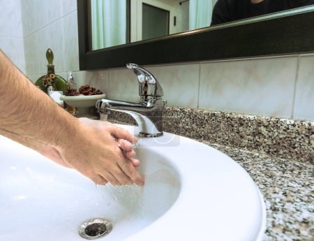 Téléchargez les photos : Mains frotter ensemble dans l'évier pour se laver - en image libre de droit
