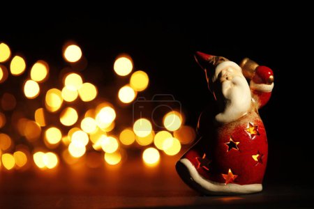 Foto de Pequeña figura de juguete de santa claus sobre un fondo negro. Navidad y año nuevo fondo - Imagen libre de derechos