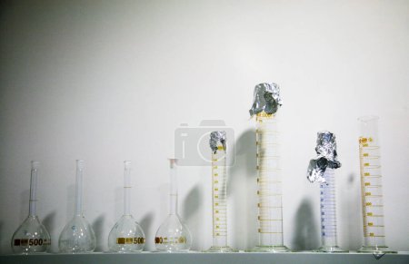 Foto de Vasos de precipitados y recipientes sobre fondo blanco - Imagen libre de derechos