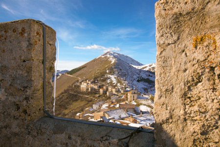 Foto de Rocca Calascio en Abruzzo, Italia en invierno - Imagen libre de derechos