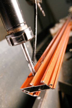Foto de Máquina de perfil de metal para fresadora CNC. - Imagen libre de derechos