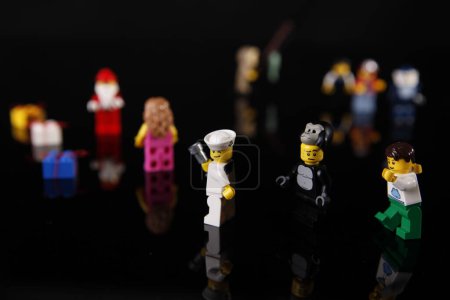 Foto de Personas figuras de juguete sobre fondo negro - Imagen libre de derechos